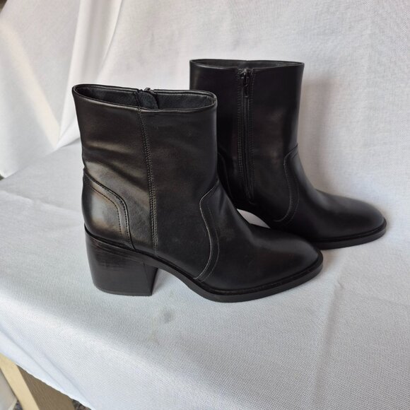 STEVE MADDEN Black LEATHER BOOTS - Picture 2 of 4